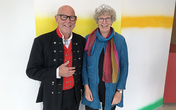 Marit Borg sammen med sin kollega professor Bengt Eirik Karlsson, som ledet avslutningsseminaret. – Marit, du møter de du forsker om og med helhetlig og med forståelse. Du lar deg berøre av mennesker, det er viktig, sa han. 