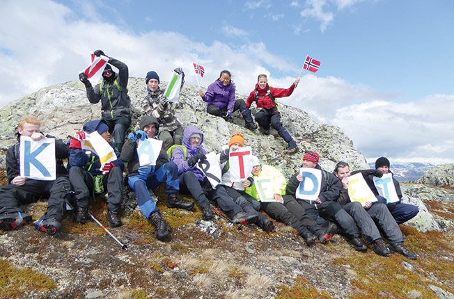 Vi klarte det! Hele gruppa på toppen av Soleggen. Ett års innsats ble kronet med seier. 