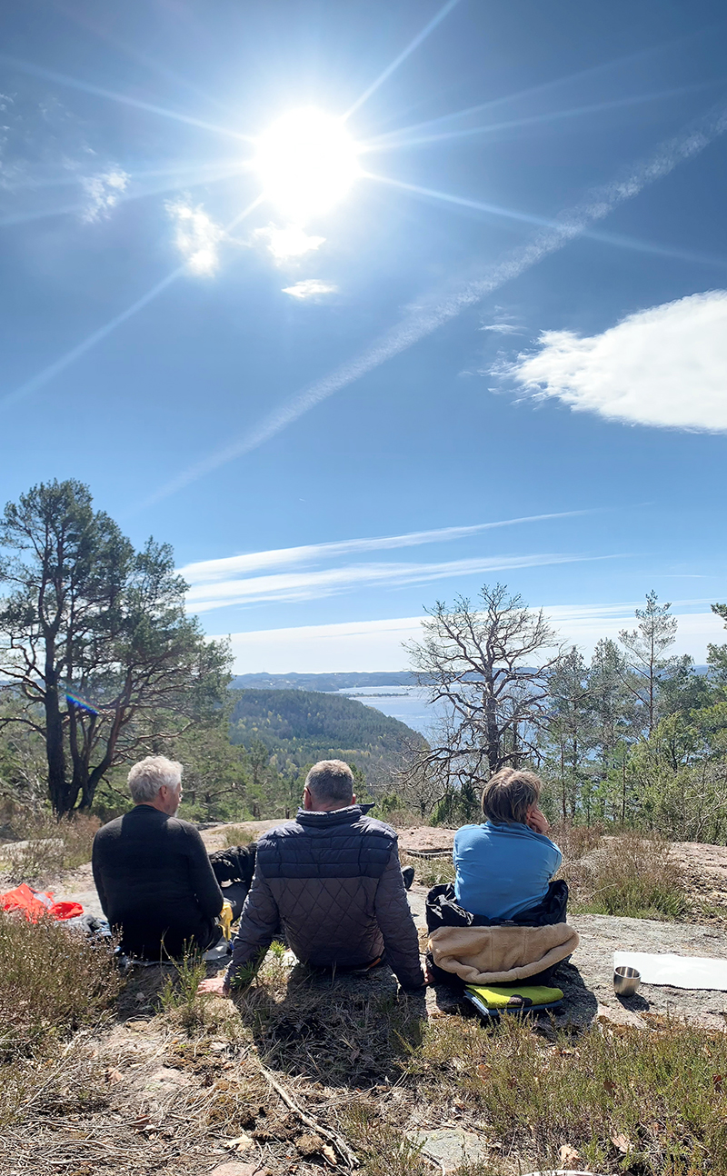 Kvamsø legger opp til nye turer hver gang, så sant det er mulig. Appen UT er i flittig bruk som turplanlegger. Hun sørger for kaffe, niste og sitteunderlag, mens deltakerne har med drikkeflaske. Foto: Marit Kvamsø.