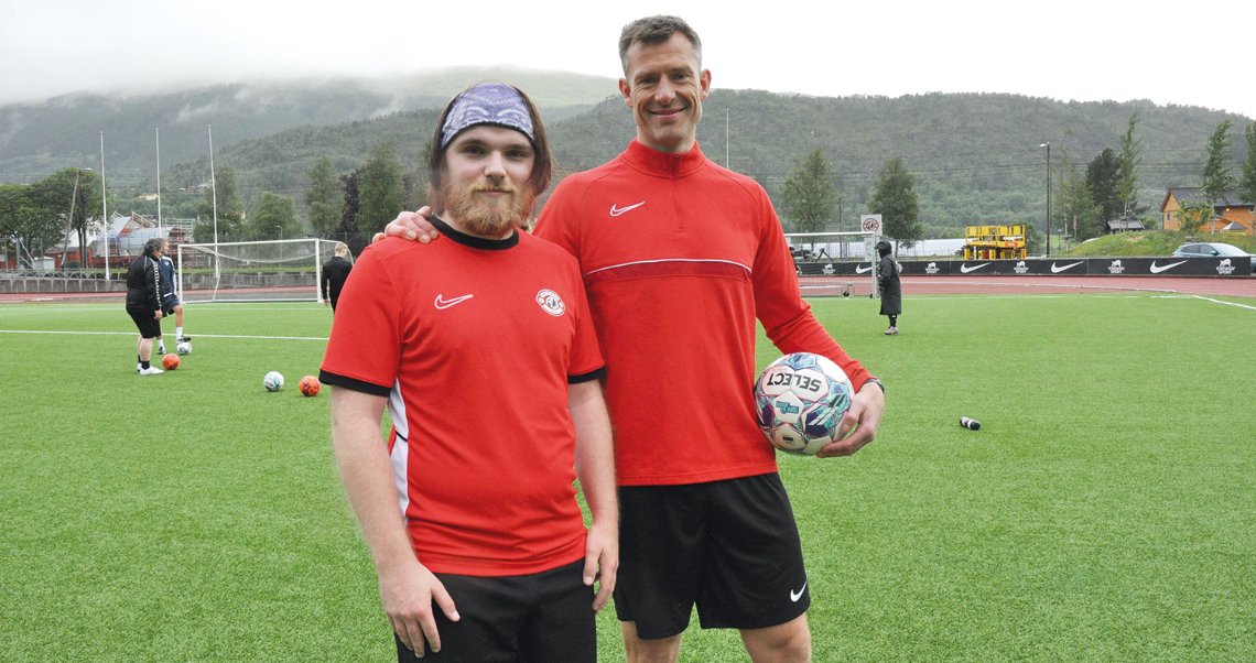 Jan Runar Trandal sammen med en av deltakerne på fotballbanen. 