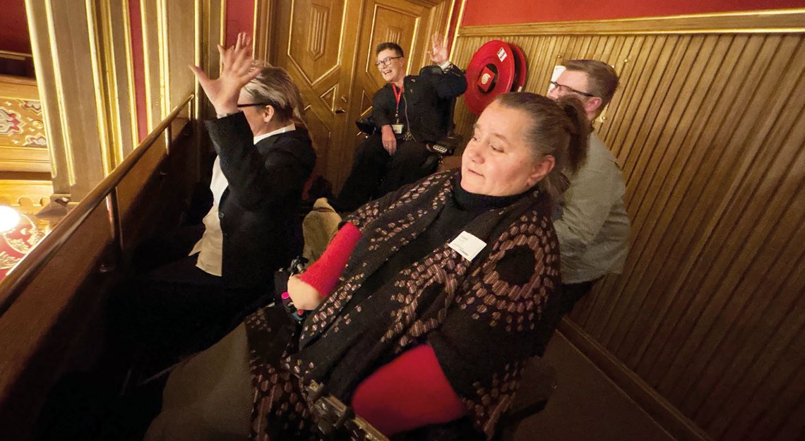 Anna Fryxelius, Tove Linnia Brandvik, Monica Haugen og Johannes Kiese overvar avstemmingen på Stortingets publikumsgalleri. Foto: Helge Olav Haneseth Ramstad.