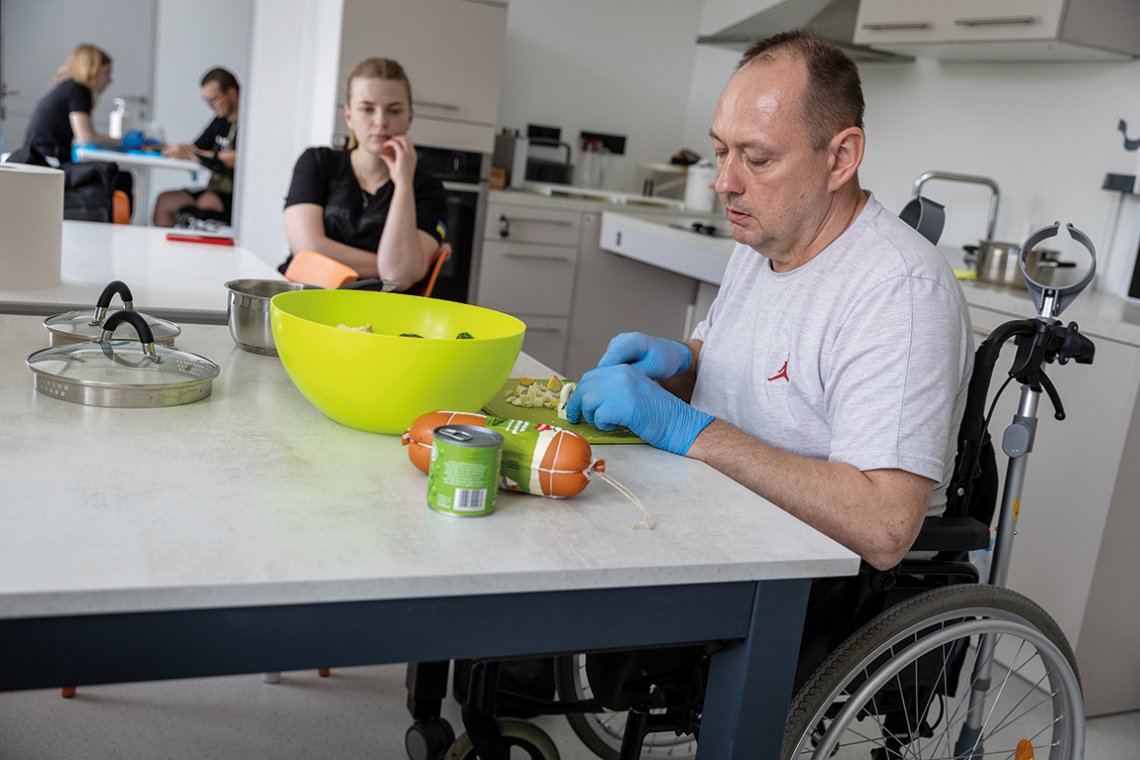 Viktor trener på matlaging.