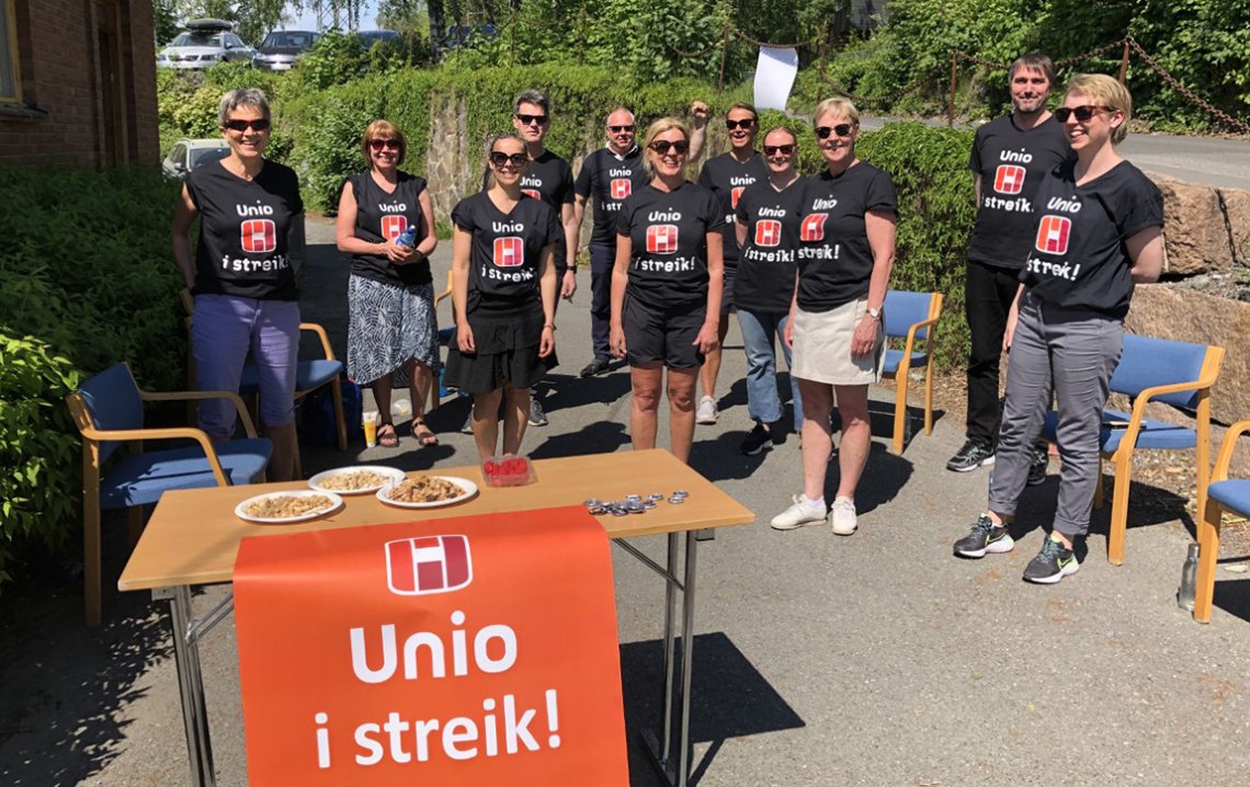 Kampglade streikere på Martina Hansens Hospital i Bærum. – Vi opplever stor støtte blant folk, sier ergoterapeut Toril Hennig (til venstre).