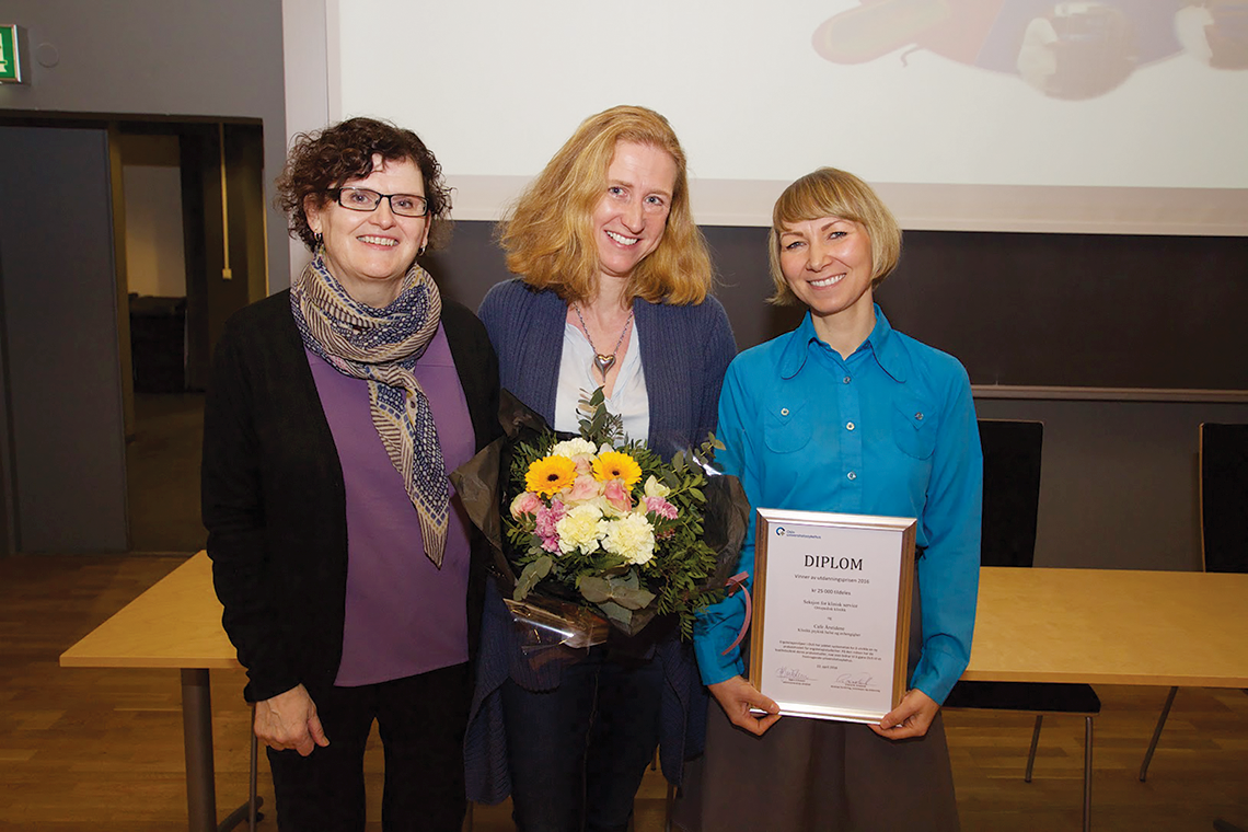 Lene Fogtmann Jespersen og Cecilia Celo ble hedret med utdanningspris for sin innsats i prosjektet «Sammen er vi sterkere». Her sammen med prosjektleder Mali Melhus fra HiOA.