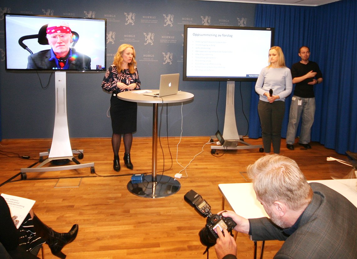 Lederen for ekspertutvalget professor Arild Hervik presenterte rapporten via Skype.